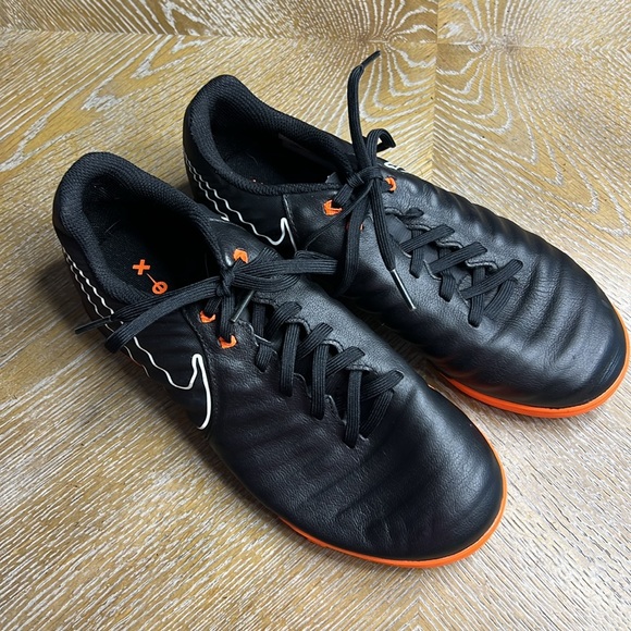NIKE Tiempo Legendx 7 Academy IC Youth Black Orange Sneaker 6Y - Picture 4 of 11